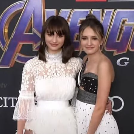 Lia Marielle and Ava Russo are posing together at the red carpet.